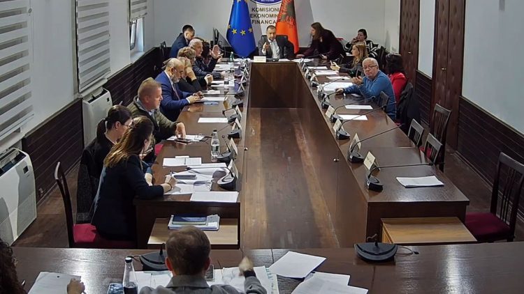 Kalon projektligji për faljen e gjobave për 10 vitet e fundit, opozita kundër