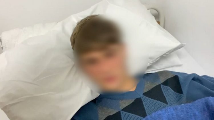 “Kishim përplasje, më shpëtoi mësuesja!” Flet 17-vjeçari që u plagos me thikë nga shoku i tij