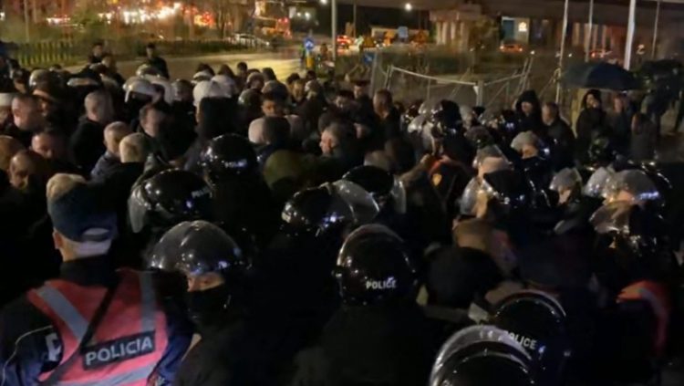 Tensione në sheshin Wilson, goditje me shkelma ndaj Policisë