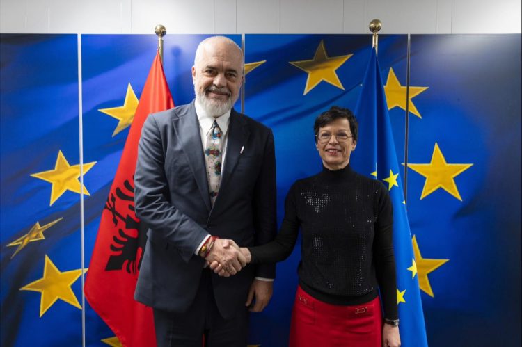 Foto/ Kryeministri Rama takohet me komisioneren për Zgjerimin