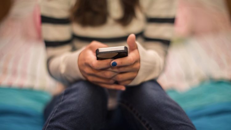 40% e të rinjve shqiptarë qëndrojnë në rrjetet sociale 2-5 orë në ditë, ekspertja: Sjell vetëvlerësim të ulët