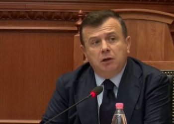 Balla ironizon Berishën: Është fyerje kur minuta e heshtjes për Repishtin kërkohet nga një njeri që e akuzonte si spiun të Sigurimit