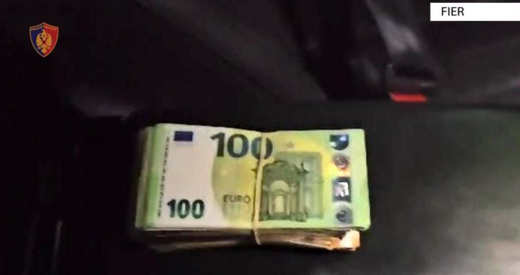 Shërbente kafe dhe drogë në lokal, policia arreston kamarieren në Fier