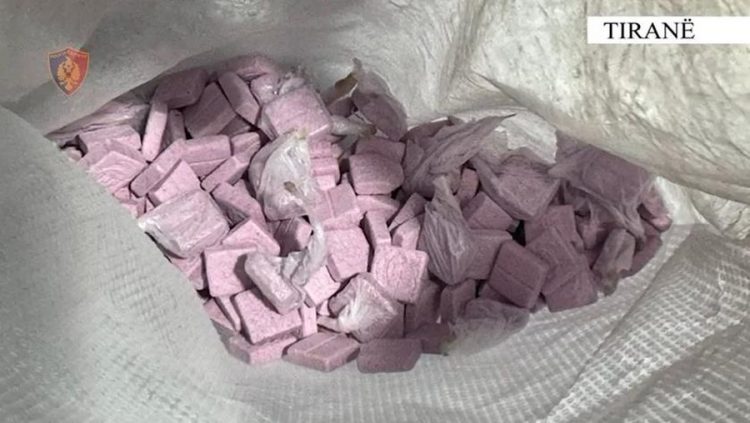 U kapën me 300 tableta ekstazi, arrestohen 4 të rinj në Tiranë  
