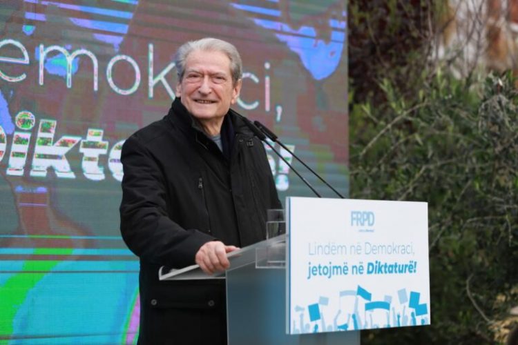 8 Dhjetori/ Sali Berisha kujton momente nga viti 1990: Regjimi vriste çdo javë të rinjtë që niseshin drejt botës së lirë!