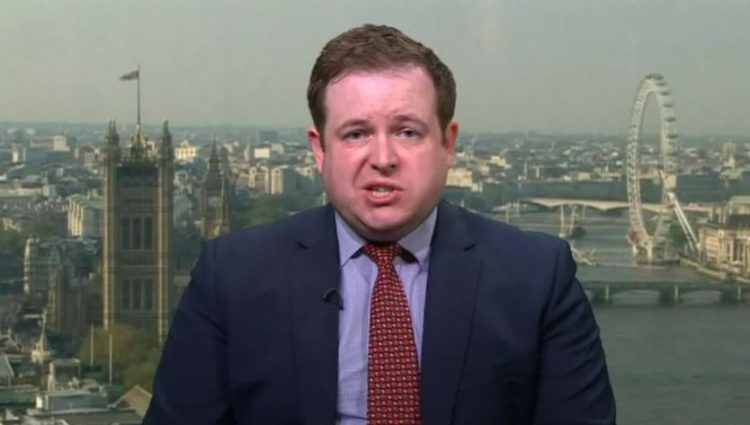 Shpërthimi në veri të Kosovës, ministri britanik për Europën: Sulm i tmerrshëm