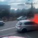 Përplasen dy makina në Lezhë, njëra përfshihet nga flakët