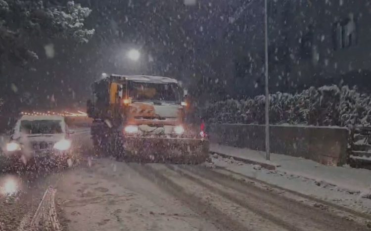 Ndërpriten reshjet e dëborës në Dibër, akset rrugore të kalueshme