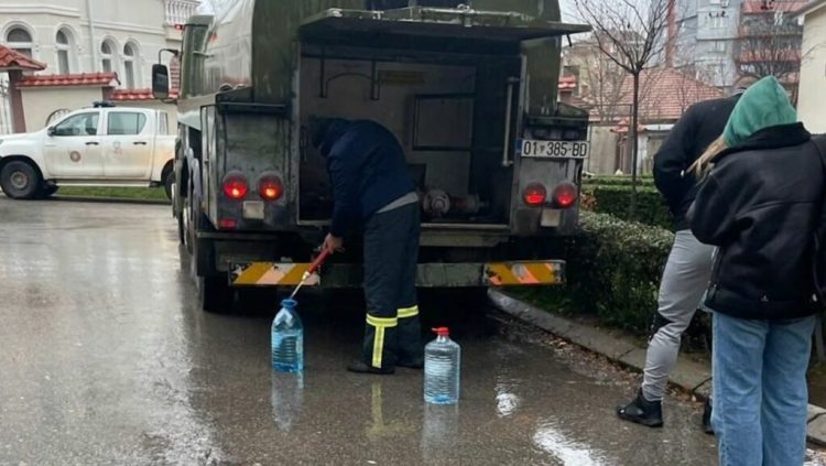 Veriu i Kosovës, furnizim me ujë me autobote/ Shqipëria ndihmon Kosovën me energji