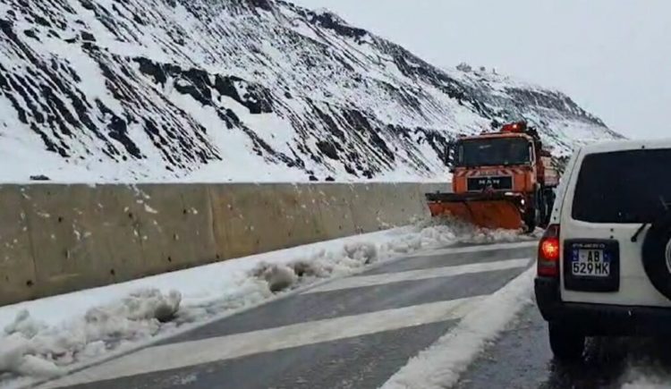 Deri në 30 cm borë në zonat malore