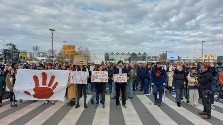 Mijëra njerëz marshojnë në Serbi një muaj pas tragjedisë në Novi Sad