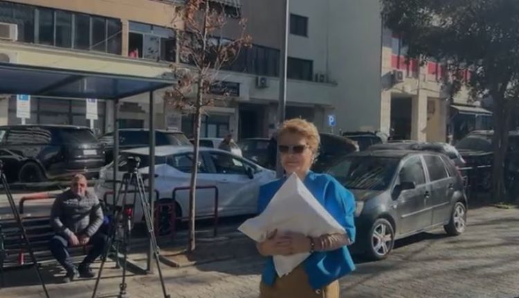 Kryemadhi paraqitet në SPAK me një pako të madhe në duar