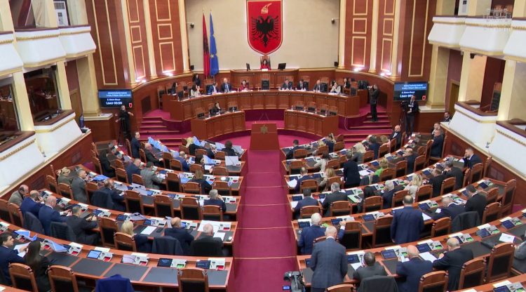 PS propozon ligj për falje gjobash/ Nis debati në Kuvend, ndërpritet seanca plenare! Opozita: Ku është kërkesa?