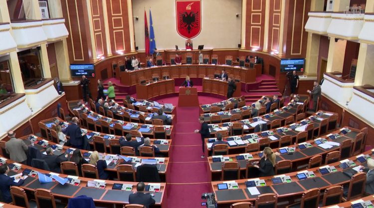 Braçe e quajti ruse, Zhupa i përgjigjet socialistit: O Erion t’u rrit boja, sa shumë m** të ha goja! Mazhoranca braktis seancën