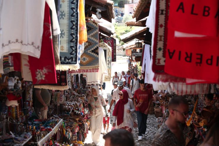 Mbi 11 milionë vizitorë të huaj në 11 muaj