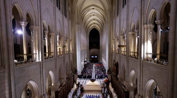 Mbahet mesha e parë pas rihapjes së Katedrales Notre Dame