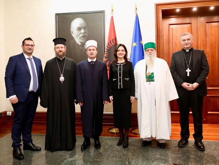 Spiropali pret krerët e komuniteteve fetare: Mozaiku fetar, një ndër pasuritë më të çmuara të Shqipërisë