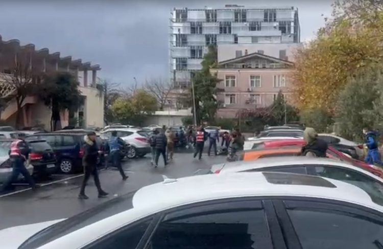 Sherr i rëndë mes të miturve në Tiranë, plagoset një 13-vjeçar