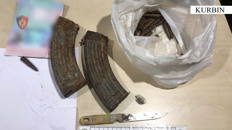 Lëvizte me thikë duke kërcënuar qytetarët, arrestohet 43-vjeçari në Kurbin