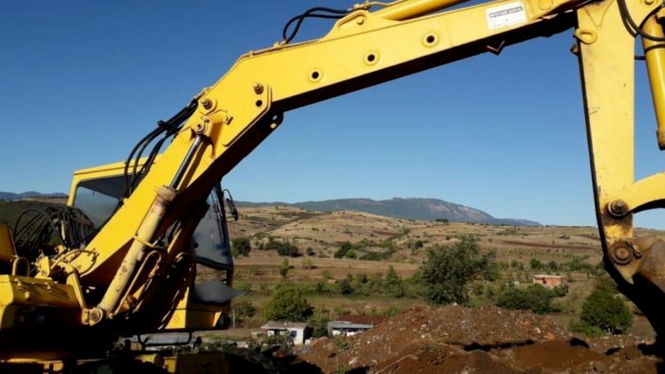 I ra mbi trup transmisioni i eskavatorit, humb jetën 51-vjeçari në Mirditë