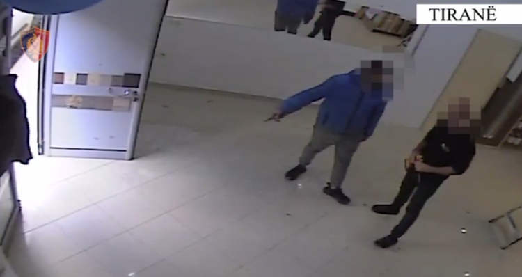 Vodhi nën kërcënimin e thikës makinën para mobilierisë, arrestohet 32-vjeçari