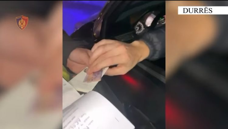 Durrës/ Po lëviznin me makinë pa rrip sigurimi, tre shoferët tentojnë të korruptojnë punonjësit e Policisë Rrugore