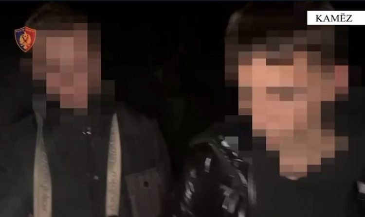 Kanosi me pistoletë 16-vjeçarin në Kamëz, arrestohet 15-vjeçari