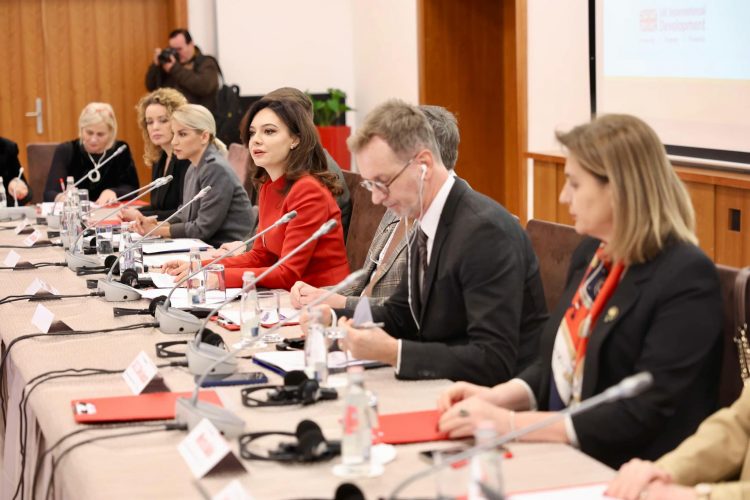 “Jeta politike nuk është fushë me lule për vajzat dhe gratë”/ Spiropali: Objektivi i Kuvendit, në zgjedhjet e ardhshme 40% të jenë femra
