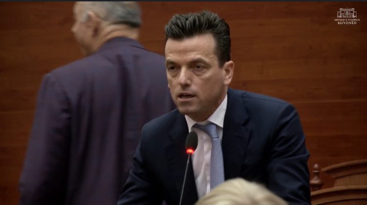 Shehaj akuzon Ballukun: Ka 6 muaj shmang interpelancën! S’ka lekë për pensione, por hedh valle në festat e PS