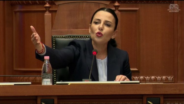 Balluku për Shehajn: Ai bën populizëm! Kam qenë e gatshme për interpelancë, kur ti merrje raport mjekësor