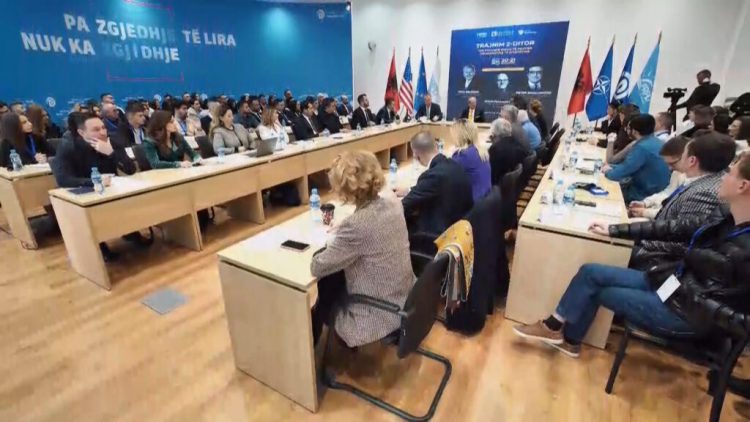 PD fillon përgatitjet për fushatën elektorale me ekspertë të huaj