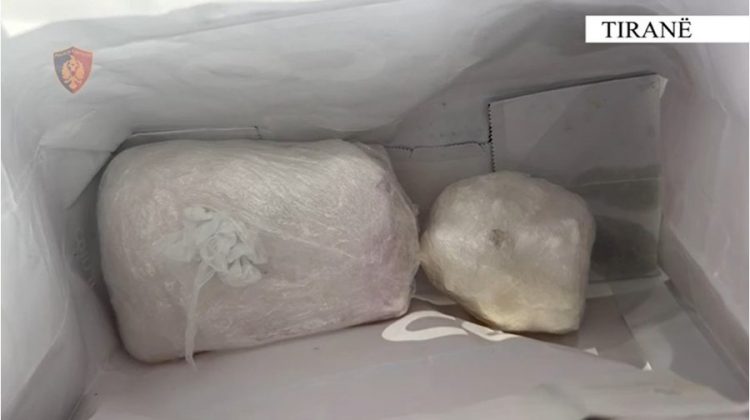 Iu gjet 900 gram kokainë në automjet dhe në banesë, arrestohet 22-vjeçari në Tiranë