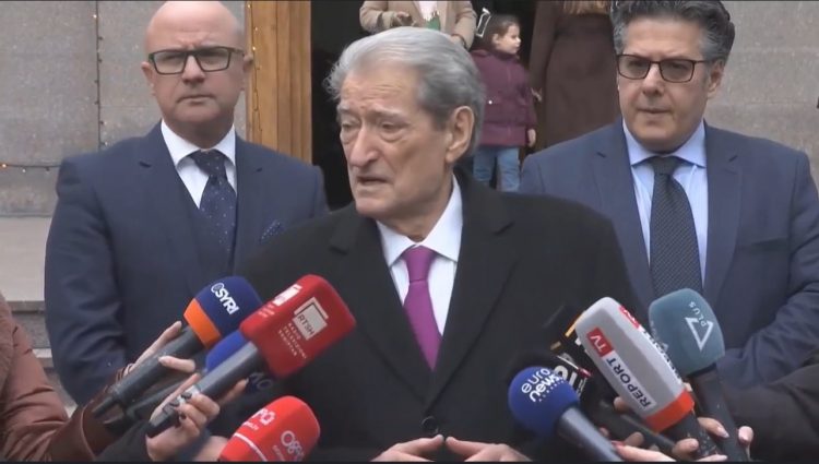 Berisha uron Krishtlindjet: Uroj që magjia e kësaj dite të shndërrohet në mirësi për të gjithë besimtarët