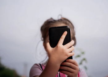 Ndalimi i smartfonëve, efekte pozitive tek fëmijët