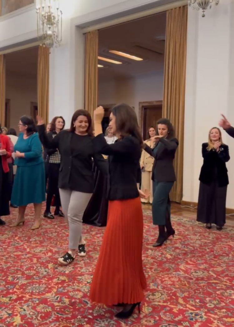 VIDEO/ Spiropali pritje në Pallatin e Brigadave për gazetarët, kërcen Vallen e Tropojës me të pranishmit