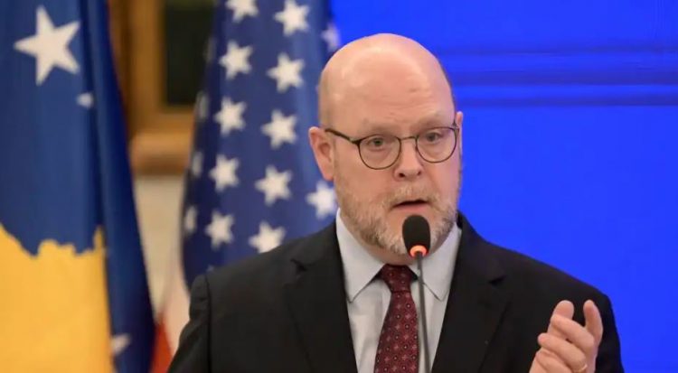 Ambasadori amerikan në Prishtinë: Ka aktorë të huaj që duan të minojnë demokracinë e Kosovës!