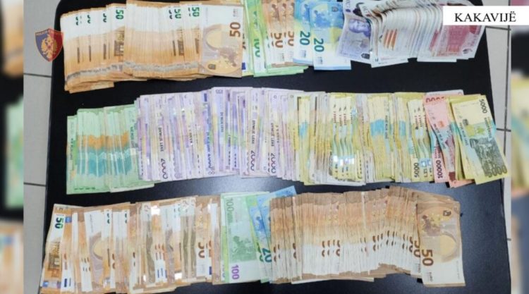 Nuk deklaroi paratë në doganën e Kakavijës, procedohet 47-vjeçari dhe i sekuestrohen Eurot 