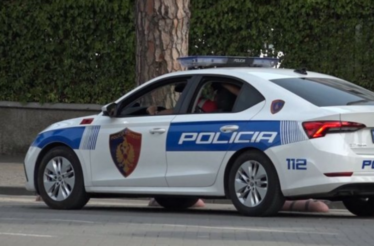 Dy 16-vjeçarët vjedhin me dhunë qytetarin në Vlorë