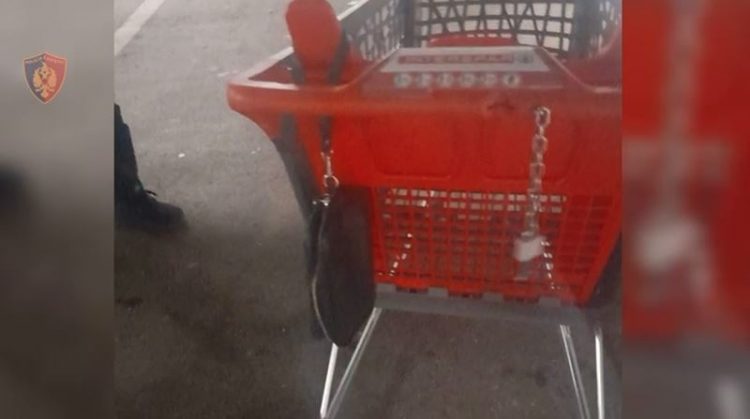 Video/ E harroi në një qendër tregtare, policia i dorëzon qytetarit çantën me 27 mijë Euro  