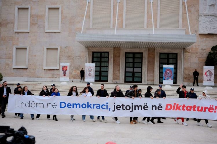 Të rinjtë e PD marshojnë para Kryeministrisë: Lindëm në demokraci, jetojmë në diktaturë