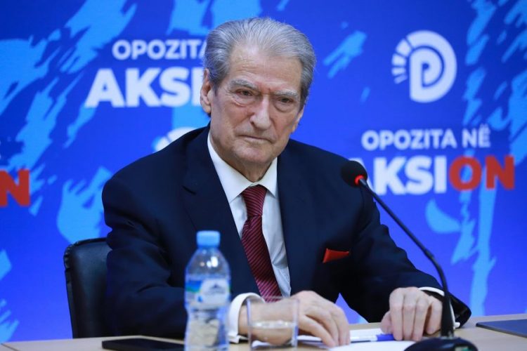 Berisha publikon të dhënat: Olsi Rama udhëtoi të paktën 5 herë me makinën e klanit të Xibrakës 