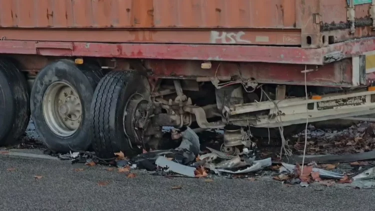 Tjetër aksident tragjik/ Makina përplaset me trajlerin e parkuar, humb jetën 22-vjeçari