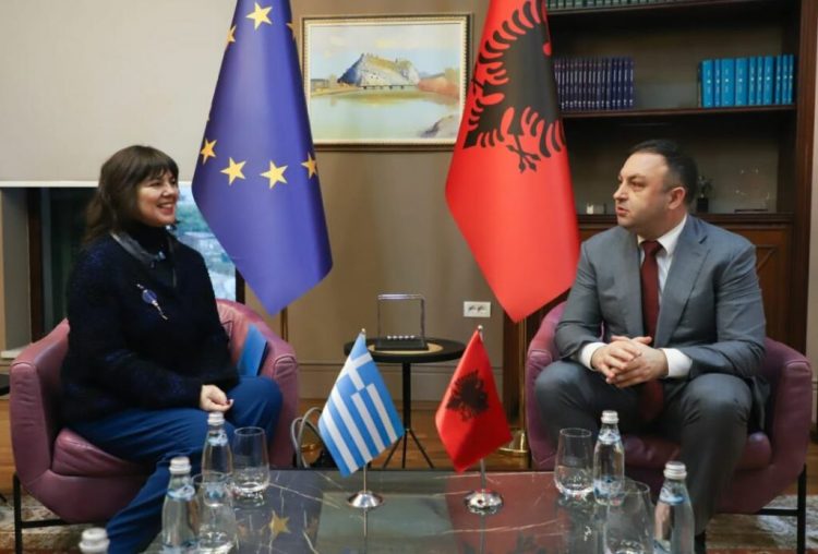 Fluksi i emigrantëve për festa, ministri Hoxha takon ambasadoren greke: Shtojmë sportelet në pikat kufitare 