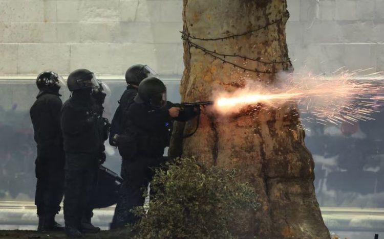 Vazhdojnë protestat masive në Gjeorgji, policia arreston udhëheqësin e opozitës