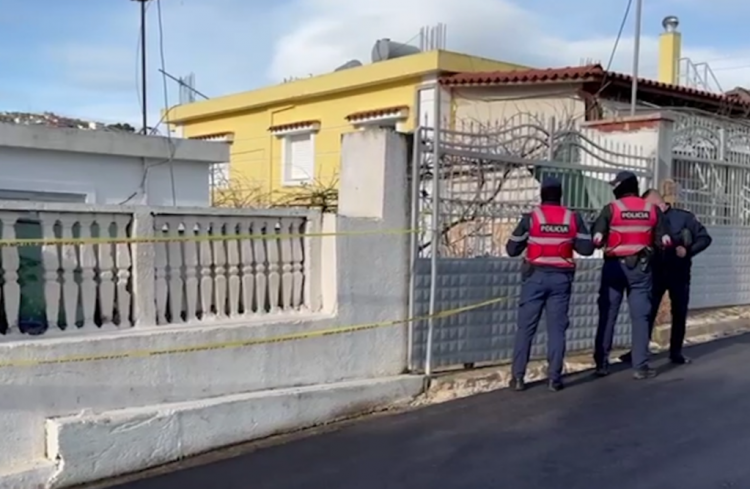 Vrau burrin me sëpatë teksa flinte, policia arreston 48-vjeçaren në Sarandë 