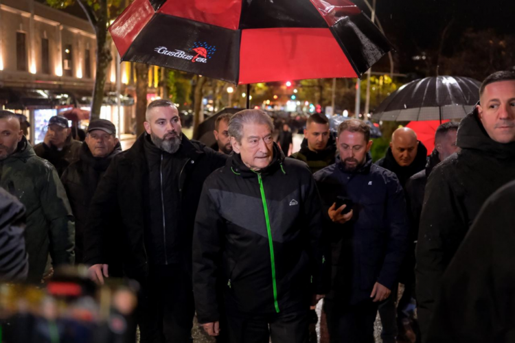 Protesta e opozitës, policia arreston 7 protestues dhe procedon penalisht edhe deputetë e PD 
