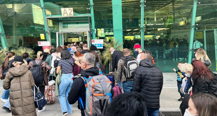 Studimi: 1 në 3 të rinj shqiptarë duan të largohen nga vendi 