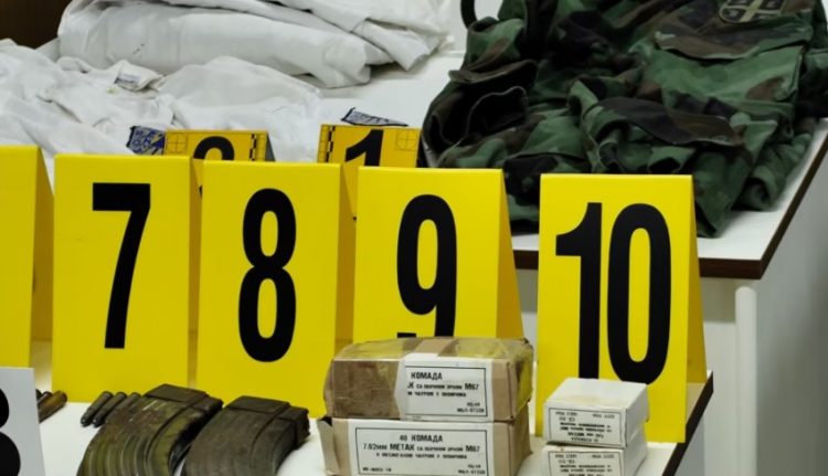 Kosovë, zbulohen armë e uniforma ushtarake në stallën e derrave