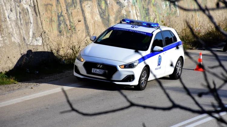 Shqiptari merr peng grekun dhe e dhunon në Kostur, policia në kërkim të 37-vjeçarit
