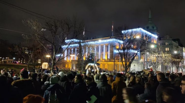 Protestë para ndërtesës së Presidencës së Serbisë gjatë fjalimit të Vuçiçit